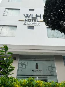un edificio con un cartel que lee la encuesta de hoteles Wolf en Hotel WLH Bogota - White Lighthouse, en Bogotá