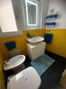 a bathroom with a white toilet and a sink at Affittacamere Sa Pardula in Cagliari
