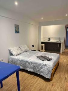 Cet appartement comprend une chambre avec un lit et une table ainsi qu'une cuisine. dans l'établissement Arica Home, à Lurín