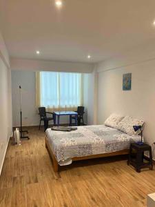 - une chambre avec un lit et une table dans l'établissement Arica Home, à Lurín