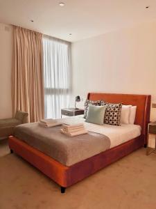 a bedroom with a large bed with a large window at Luxury 2 Bedroom Apartment in Old Street, London in London