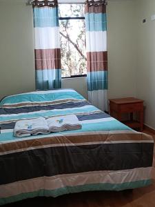 ein Schlafzimmer mit einem Bett mit Handtüchern darauf in der Unterkunft Hotel El Gran Valletero in Cotahuasi