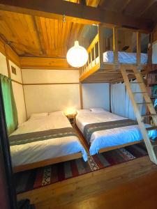 2 literas en una habitación con escalera en New Open!SHIZENTOYA Privete cottage for nature experience LakeView!, en Sobetsu