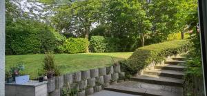 een tuin met een trap, een hek en gras bij Joy's home in Bad Homburg vor der Höhe
