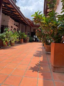 un patio con macetas en un edificio en Hotel Casa Posada Don Chepe, en San Gil