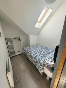- une petite chambre avec un lit et une télévision dans l'établissement Hazel View Apartment, à Bunbeg