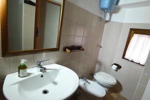 un bagno con lavandino e WC di B&B ABACO ad Alghero