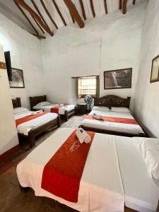 1 dormitorio con 3 camas en una habitación en Hotel Casa Posada Don Chepe, en San Gil