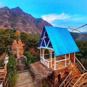 una casa con techo azul sobre una pila de madera en Hostal Sanjuanerita en San Juan La Laguna