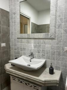 ein Bad mit einem Waschbecken und einem Spiegel in der Unterkunft Holiday Home Cosimo in Locorotondo