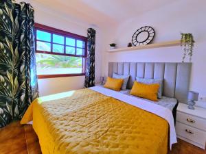 A bed or beds in a room at Strelitzia Apartment - ocean view & heated pool