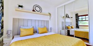 A bed or beds in a room at Strelitzia Apartment - ocean view & heated pool