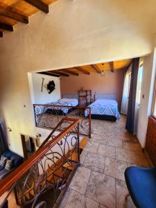 - une vue sur une chambre avec 2 lits et un escalier dans l'établissement Villa Lakota By Natut Huasca, à Huasca de Ocampo