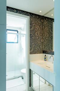 um banheiro com pia e vaso sanitário em Apartamento de luxo em Salvador