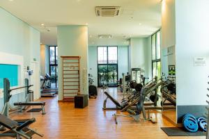 um ginásio com passadeiras e equipamento de exercício numa sala em Apartamento de luxo em Salvador