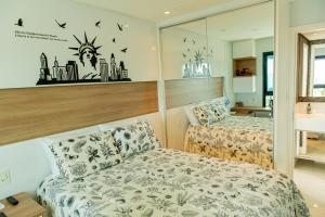 um quarto com duas camas e um espelho em Apartamento de luxo em Salvador mais 24 fotografias