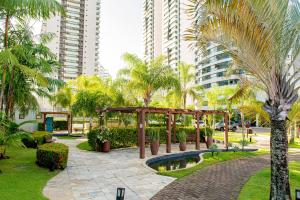 un parque con un pabellón, palmeras y edificios en Apartamento de luxo, en Salvador