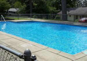 una gran piscina azul en un patio en Bavarian Inn Motel & Restaurant, en Eureka Springs