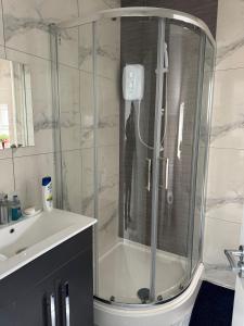 een douche met een glazen deur in de badkamer bij Home away from home in Leicester