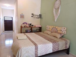 una camera con un letto di Casa Candelita a Valladolid