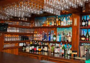 un bar lleno de muchas botellas de alcohol en Bavarian Inn Motel & Restaurant, en Eureka Springs