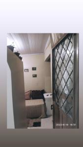 una puerta abierta a una habitación con cama en Mini kitnet en Brasilia