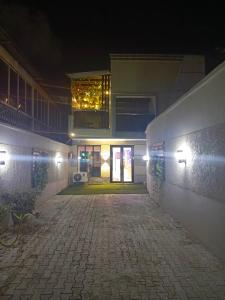 un pasillo vacío con un edificio iluminado por la noche en Ikad Hotel and Suite, en Lagos