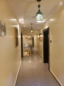 un pasillo de una casa con lámpara en Ikad Hotel and Suite, en Lagos