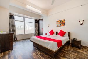 1 dormitorio con 1 cama grande con almohadas rojas en Sairaj Lodge, en Méribel Village