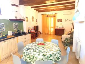 eine Küche mit einem Tisch und Stühlen im Zimmer in der Unterkunft Casa Francesco in Forza dʼAgro