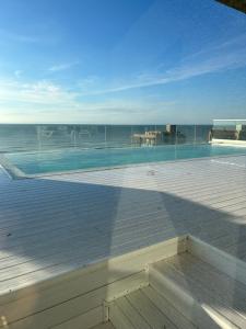 a balcony with a view of the ocean at Al Mar in Pinamar