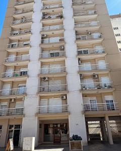 an apartment building with balconies on the side at Cálido y céntrico departamento 2 opcional cochera in Bahía Blanca