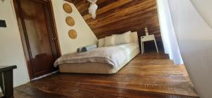 1 dormitorio con 1 cama y suelo de madera en Dreamvilles Ecovillage Las Galeras, en Las Galeras