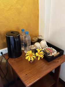 een tafel met een koffiezetapparaat en bloemen erop bij Pairadise Hotel in Pai