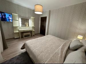 1 dormitorio con 1 cama y TV en Villa Marina, en Marina Smir