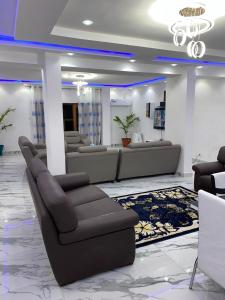 - un salon avec des canapés et un tapis dans l'établissement Villas meublé yoff, à Dakar
