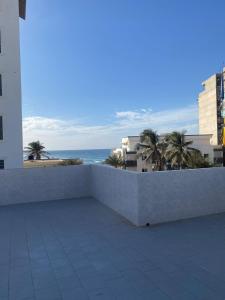 Elle comprend un balcon offrant une vue sur l'océan. dans l'établissement Villas meublé yoff, à Dakar