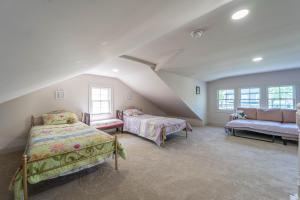 una camera mansardata con 2 letti e un divano di Grandma's Summer House Beverly Beach a Edgewater