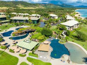 una vista aérea de un complejo con piscina en Top Floor Pool Ocean View Room at Oceanfront 4-Star Kauai Beach Resort en Lihue