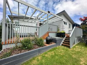 ein Hinterhof mit einem Grill und einem Haus in der Unterkunft Fifteen Mercury in Venus Bay