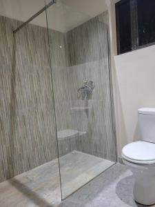Ένα μπάνιο στο Sable Suites B2, 2 & 3 Bed Apartments in Kabulonga