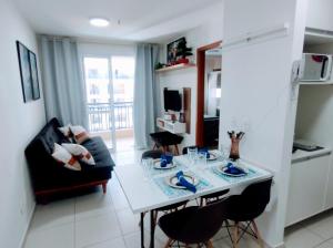 uma cozinha e sala de estar com uma mesa e um sofá em Lindo apart. estrutura de hotel em Brasília