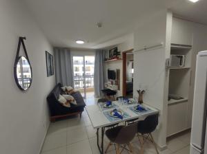 uma cozinha e sala de estar com mesa e cadeiras em Lindo apart. estrutura de hotel em Brasília