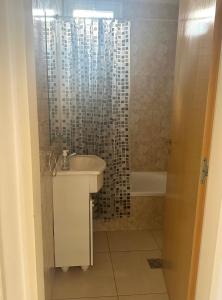 a bathroom with a sink and a shower at Cálido y céntrico departamento 2 opcional cochera in Bahía Blanca