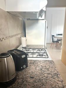 a kitchen with a stove and a toaster at Cálido y céntrico departamento 2 opcional cochera in Bahía Blanca