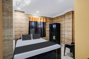 um quarto com uma cama num quarto em OYO Flagship Hotel Shiva Inn em Jamshedpur