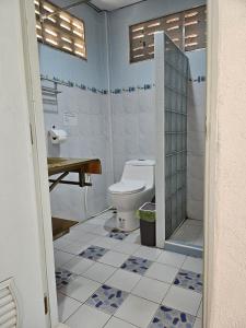 y baño con aseo y ducha. en Thai Garden​ Resort​ Kanchanaburi​ en Kanchanaburi