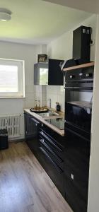 uma cozinha com um fogão e um lavatório em Dream Home in Dortmund em Dortmund