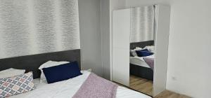 um quarto com um espelho ao lado de uma cama em Dream Home in Dortmund em Dortmund