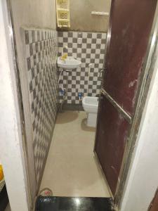 ein kleines Bad mit WC und Waschbecken in der Unterkunft Radhika Guest House Nandgaon in Chhāta